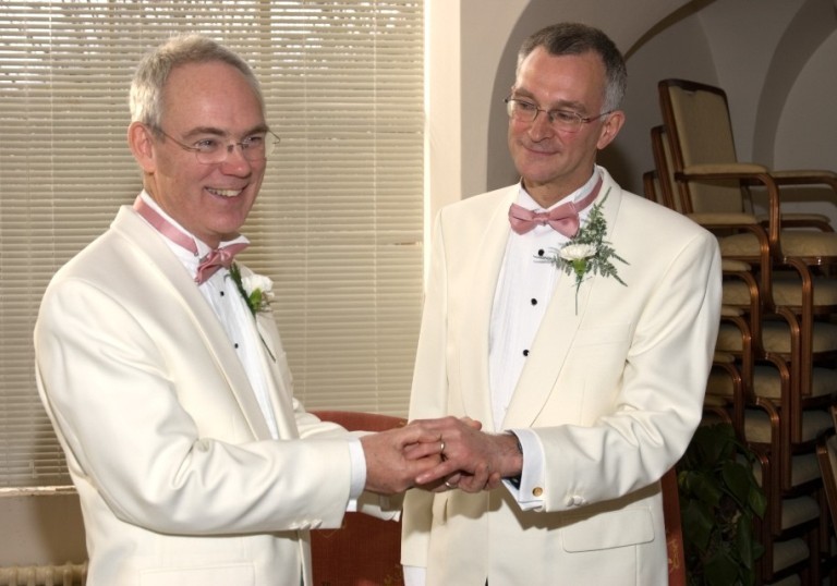 Ross and Roger exchanging rings
